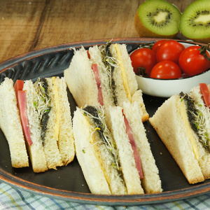 Sesame, Ham and Alfalfa Sprout Sandwich