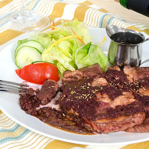 Beef steak with red wine garlic sauce